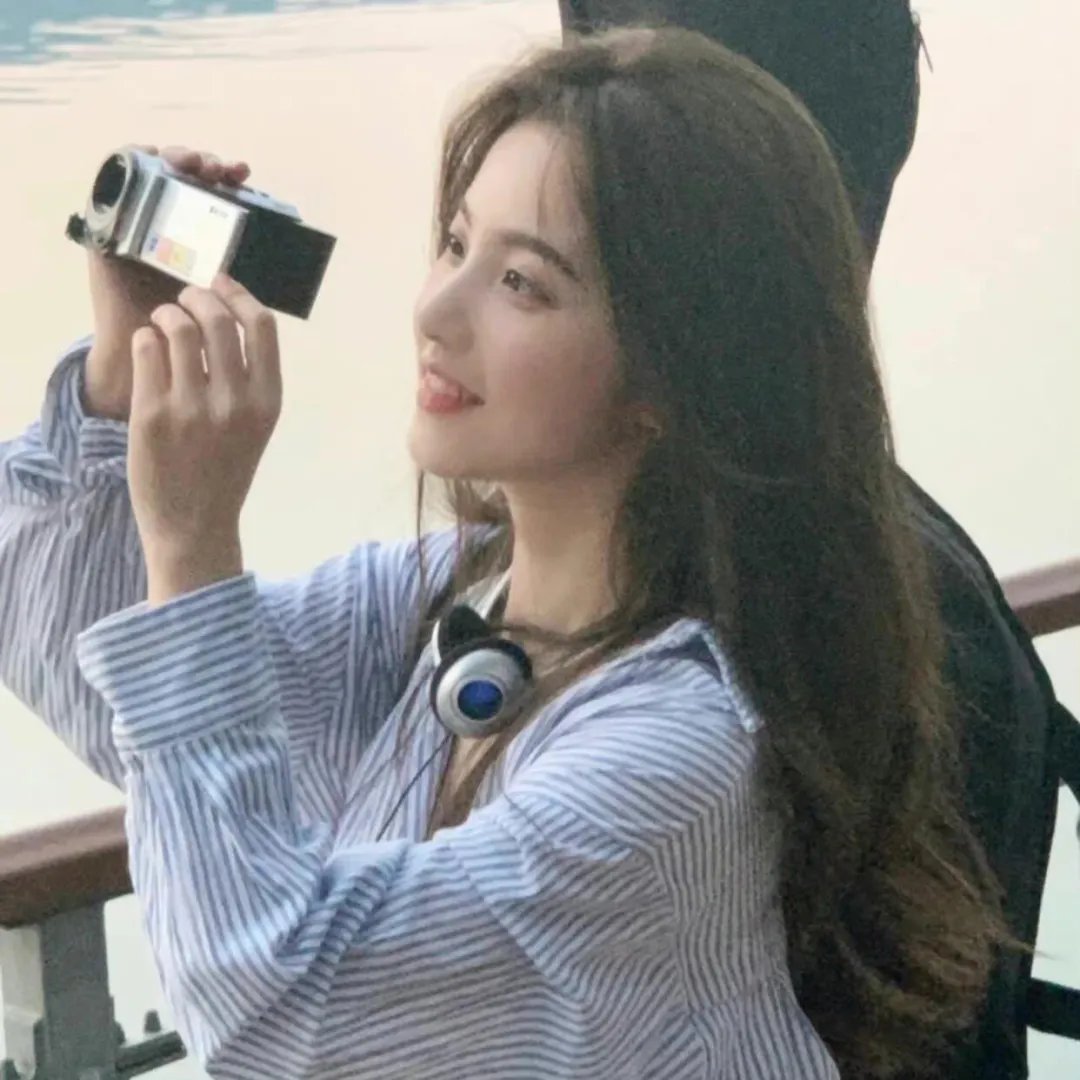 单车上的少女